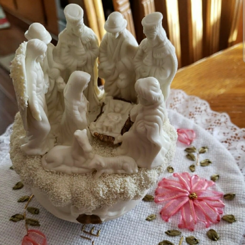 Vintage PORCELAIN Musical Nativity Scene